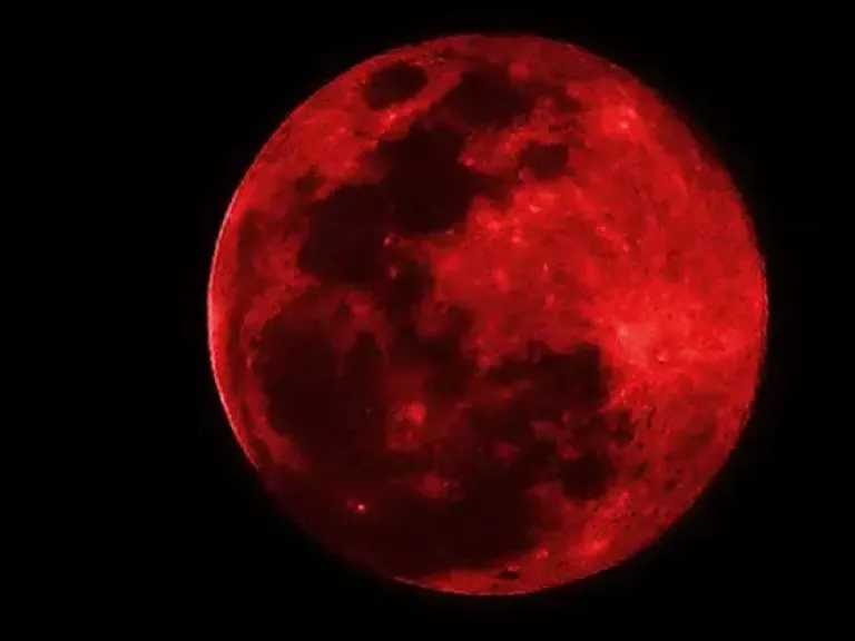 القمر الدموي: بين حقائق العلم ورهبة الأساطير التي تطارد الشرق الأوسط